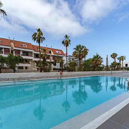 Cozy With Balcony, Pool And Wifi In Playa De Americas Appartamento